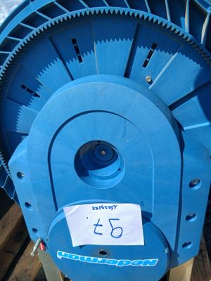 une machine bleue posée sur une palette
