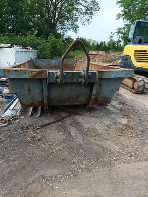 un bulldozer à l'arrêt dans la boue