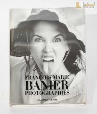 une photo en noir et blanc d'une femme qui tire la langue