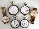 plusieurs types de montres sont présentés sur une surface blanche