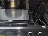 une casserole posée sur la cuisinière, à côté du four