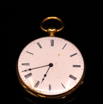 une montre de poche en or avec des chiffres romains sur le cadran