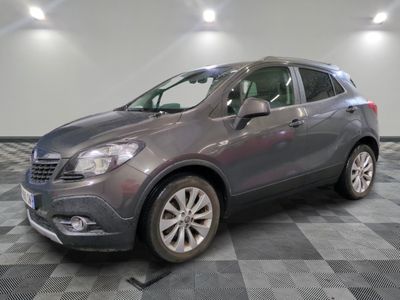la voiture grise est garée dans le garage sur le sol en damier
