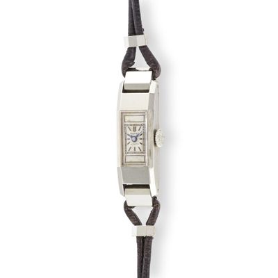 une photo d'une montre-bracelet avec un bracelet en cuir