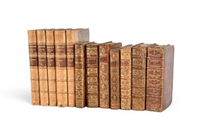 plusieurs vieux livres sont empilés sur une surface blanche