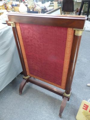 une table recouverte d'une nappe rouge, à côté d'un lit