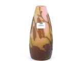 un petit vase orné d'un motif marron et rose