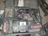 une boîte à outils contenant des outils, posée sur le sol