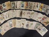 de nombreuses cartes disposées sur une table, sur fond noir