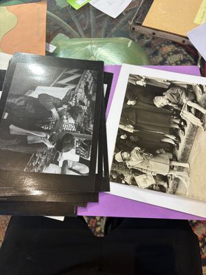plusieurs photos en noir et blanc représentant des personnes assises sur une table