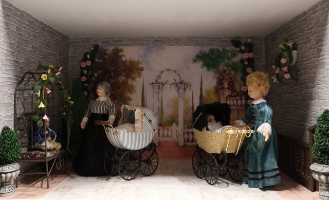 Diorama. Composition miniature, dans une vitrine en bois, vitre e...
