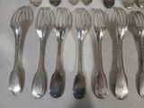beaucoup de cuillères et de fourchettes en argent sur une table