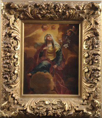 un tableau représentant une femme assise sur un rocher, dans un cadre doré