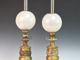 paire de lampes de table anciennes en laiton avec des globes en verre opalisé