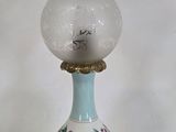 un petit vase en verre orné d'un motif floral
