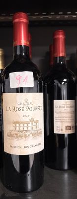 Plusieurs bouteilles de vin sont posées sur une étagère dans une cave à vin