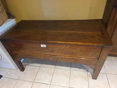un banc en bois dans un coin de la pièce