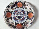 une assiette ornée d'un motif posée sur une table