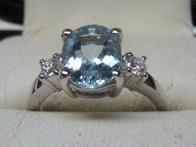 une bague sertie d'une topaze bleue et de diamants