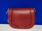 sac à bandoulière en cuir rouge avec des fermetures éclair sur le devant