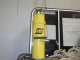 une borne d'incendie jaune posée sur une table