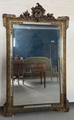 un grand miroir posé par terre