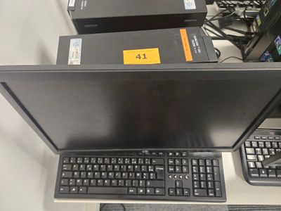 deux ordinateurs et un clavier posés sur un bureau