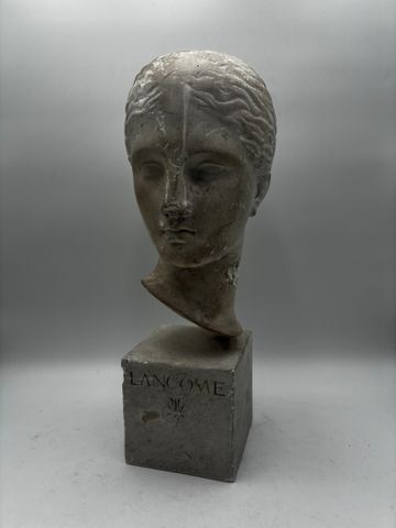 Sculpture en plâtre Lancôme. H 50 cm. Éclats 