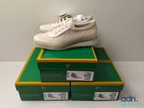 une paire de chaussures posée sur des cartons