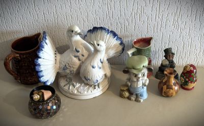 de nombreuses figurines posées les unes à côté des autres sur une table
