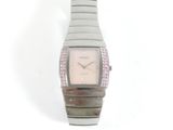 une image d'un gros plan d'une montre-bracelet sur une surface blanche