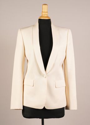 une photo d'un costume blanc sur un présentoir à mannequin