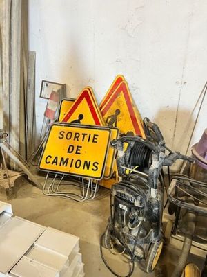 une pile de cartons et une pancarte dans une pièce