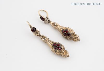 paire de boucles d'oreilles anciennes ornées de grenats