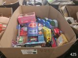 une boîte en carton remplie de jouets assortis et d'autres objets