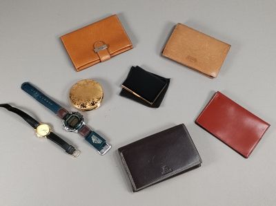 de nombreux modèles de portefeuilles en cuir disposés sur une table