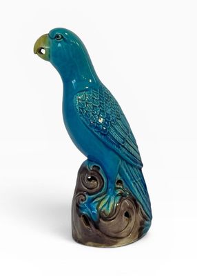 un oiseau bleu perché sur une souche d'arbre