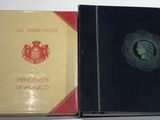 deux livres posés l'un sur l'autre sur une table