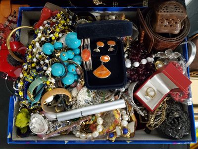 Réunion de bijoux fantaisie dont colliers, bracelets, clips, … ( Une g - Photo 1