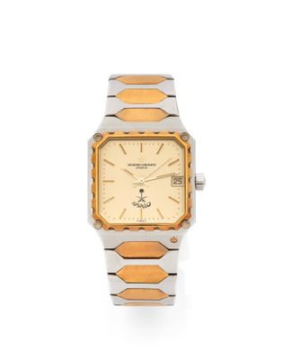 un gros plan d'une montre sur une surface blanche avec un fond blanc