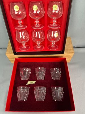 une boîte rouge contenant un service de verres à vin