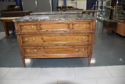 Commode rectangulaire en bois teinté ouvrant par trois tiroi…