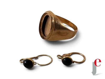 l'image d'une bague en or ornée d'une pierre noire