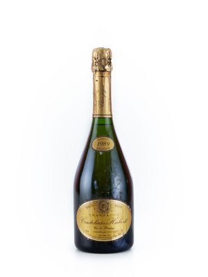 une image d'une bouteille de champagne sur fond blanc