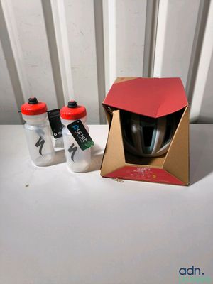 deux bouteilles d'eau et une bouteille d'eau dans une boîte en carton