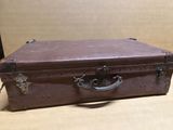 une valise marron posée sur une table