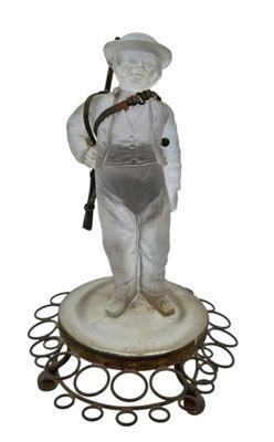 une statue représentant un homme armé, posée sur un socle