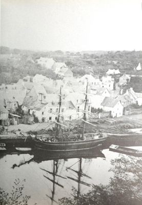 une photo en noir et blanc d'un bateau dans l'eau