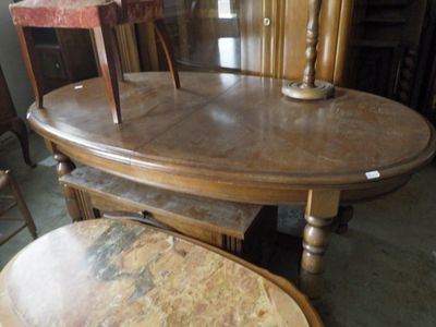 une table avec deux chaises et une table sur laquelle se trouve un tabouret