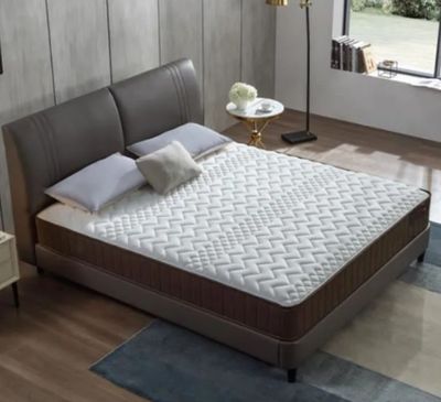 un lit sur lequel est posé un matelas dans une pièce